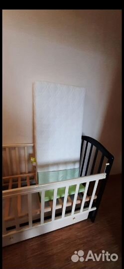 Детская кроватка с продольным маятником