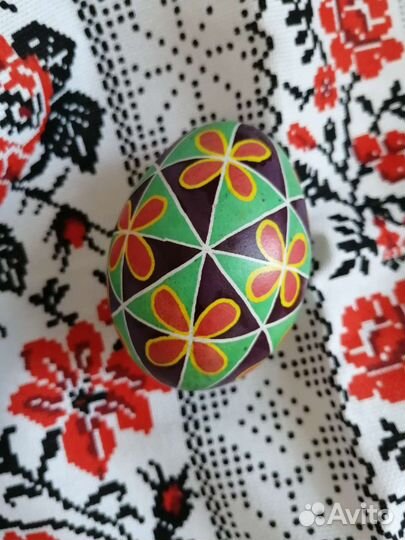 Обережна писанка на живом яйце, оберег