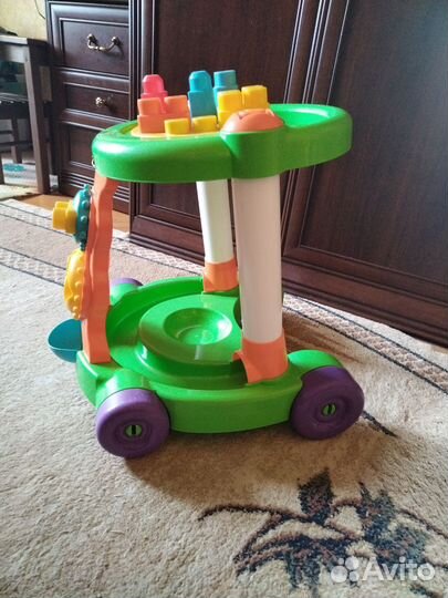 Каталка-столик с конструктором