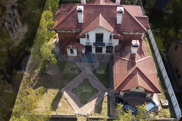 Коттедж 580 м² на участке 15 сот.