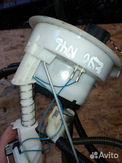 Датчик уровня топлива с фильтром левый Bmw 320I