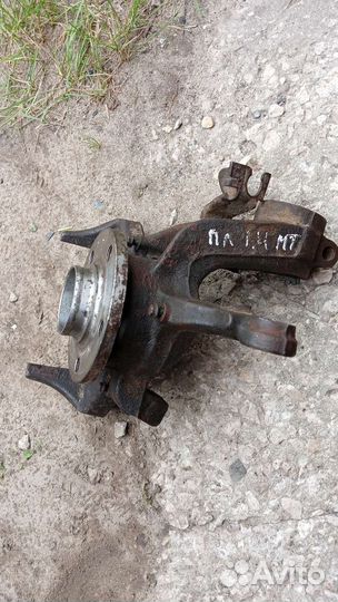 Кулак поворотный левый skoda фабия