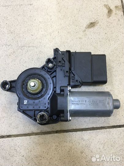 Мотор стеклоподъемника задний правый Volkswagen