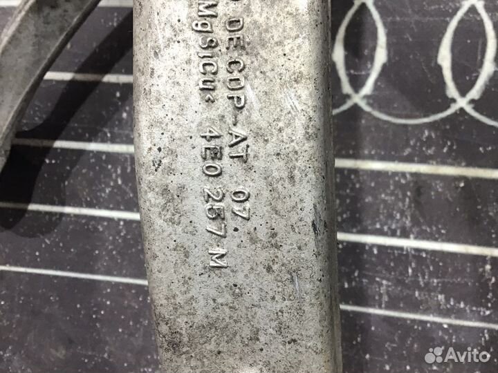 Кулак передний левый Audi A8 D3