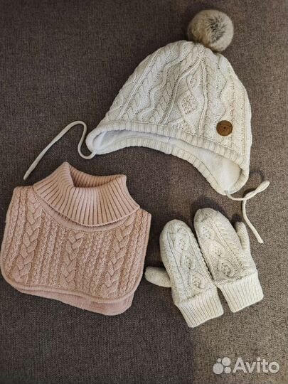 Комплект шапка, манишка и варежки