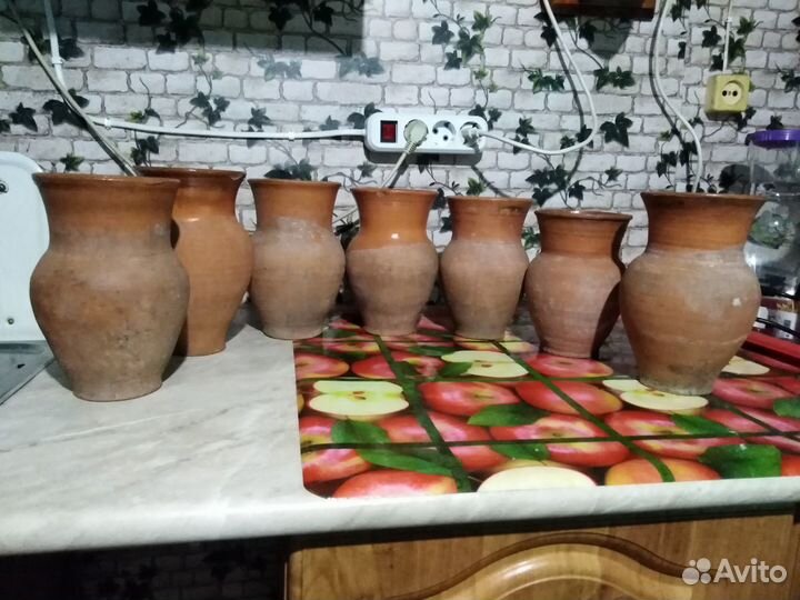 Глиняные крынки, горшки