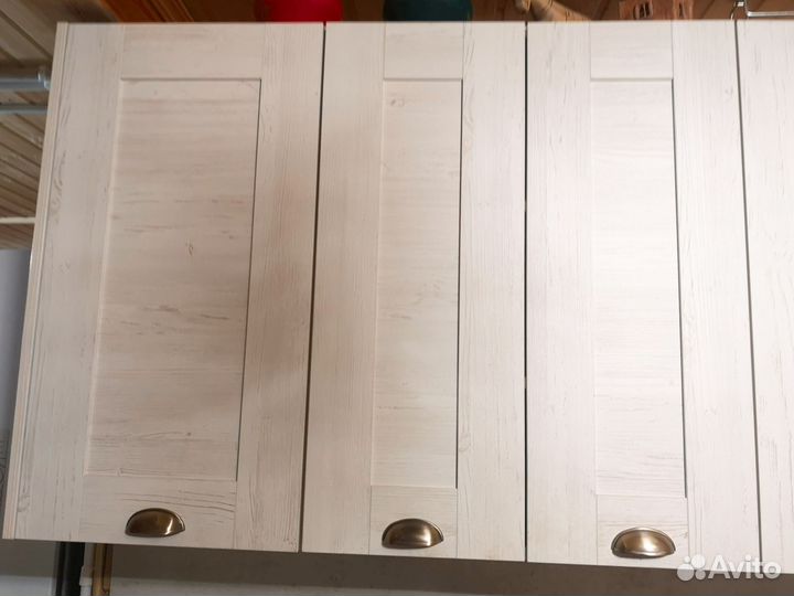 Кухонный подвесной шкаф