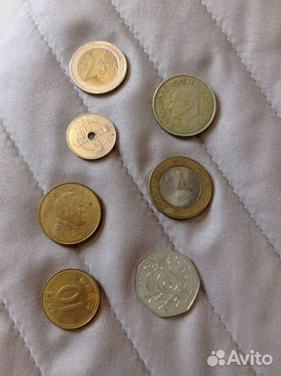 Советские и иностранные бумажные деньги и монеты