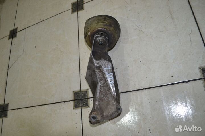 Кронштейн двигателя левый Volkswagen Passat B5