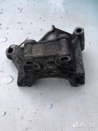 Кронштейн гидроусилителя руля 06E145393B