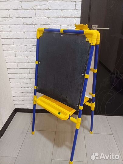 Мольберт, доска для рисования и магниты