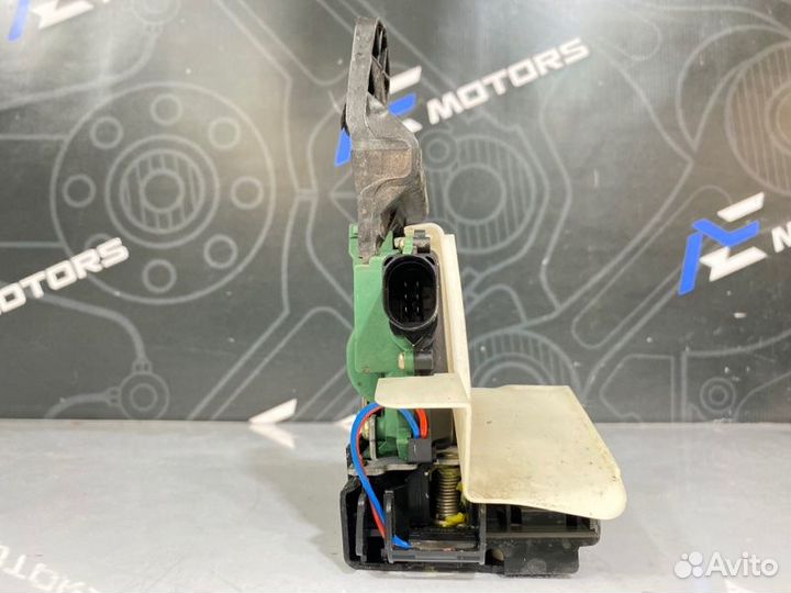 Замок двери задний левый Volkswagen Passat B5 AMX