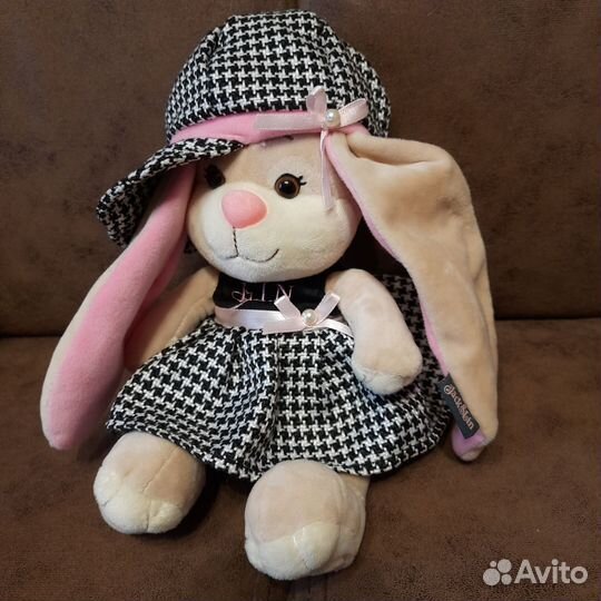 Мягкая игрушка Зайка в кепке