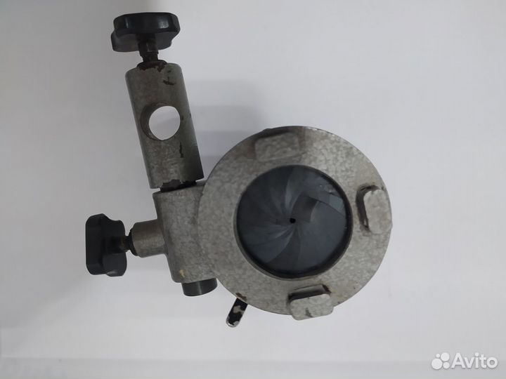 Часть осветителя с диафрагмой для микроскопа