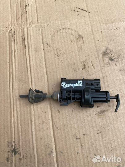 Активатор лючка бензобака Renault Fluence Megane 3