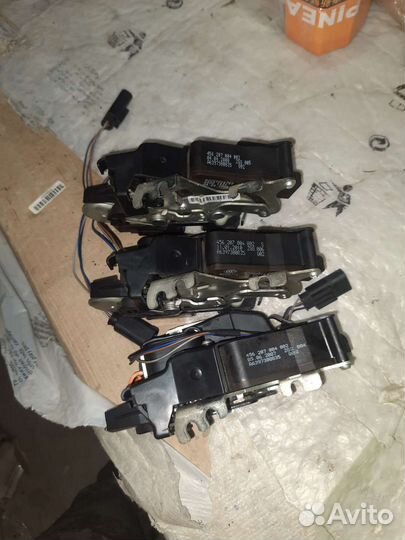 Замок левой сдвижной двери на мерседес 639