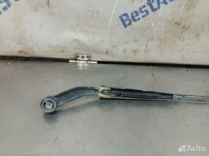 Поводок дворника передний правый Kia Spectra седан