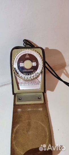 Пленочный фотоаппарат и экспонометр Ленинград