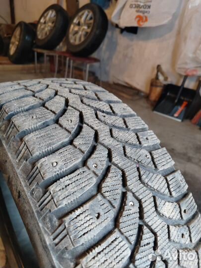 Bridgestone Blizzak Spike-01 215/60 R17 110T