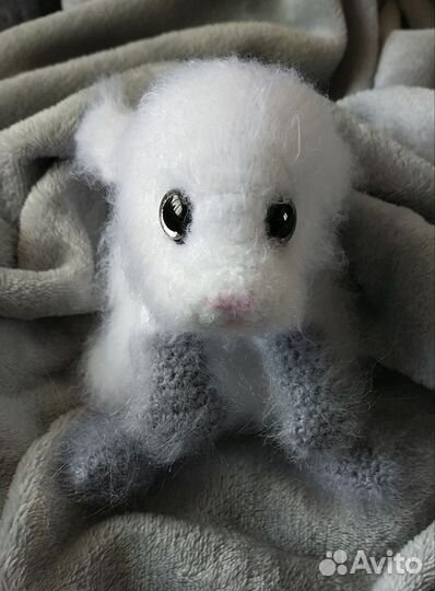 Вязаные зайчики ручной работы