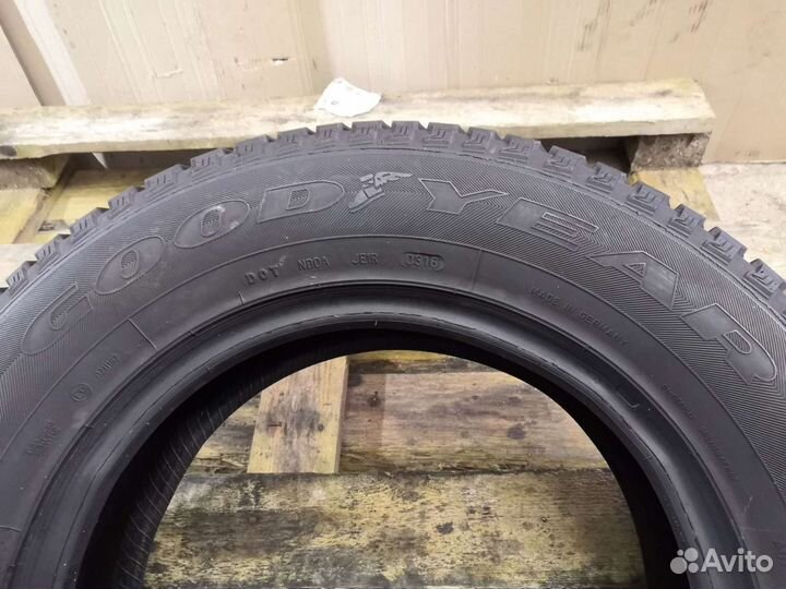 Goodyear Vector 4Seasons 215/70 R16