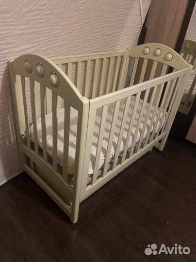 Детская кроватка с маятником и ящиком