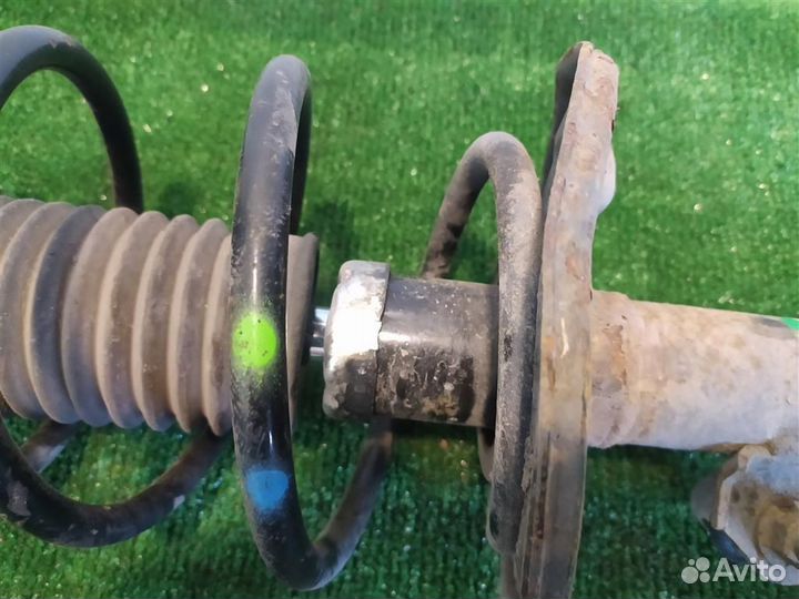 Стойка амортизатора передняя левая Toyota Auris E