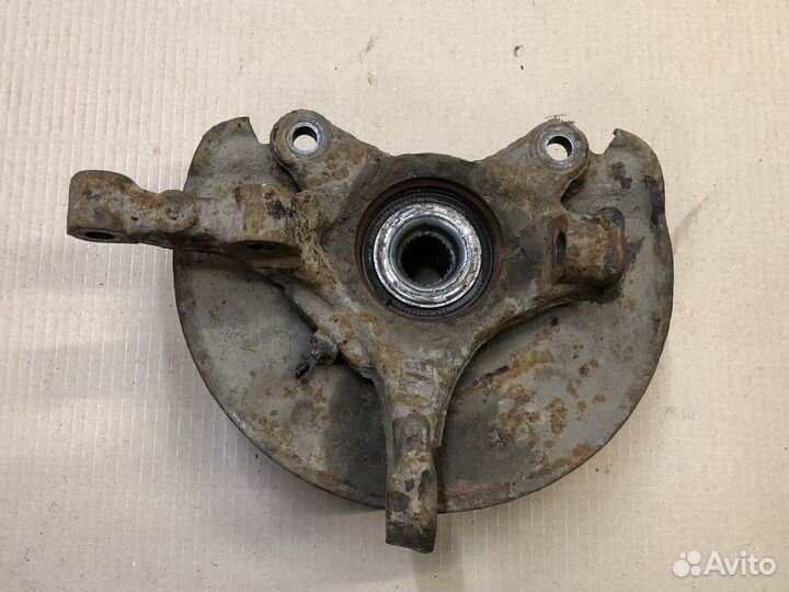 Кулак поворотный левый в сборе Мицубиси Кольт