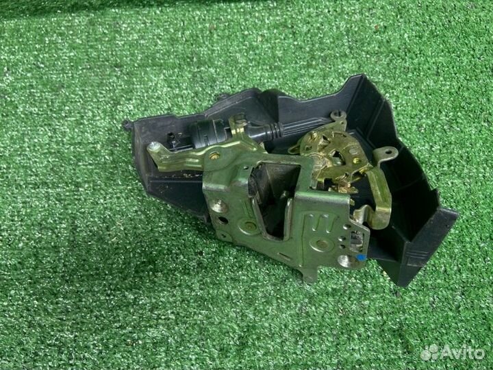 Замок двери задний правый Mercedes-Benz E W210