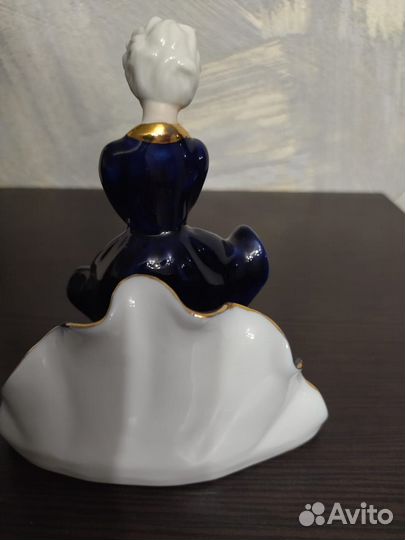 Фарфоровая статуэтка салфетница