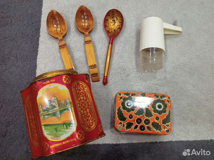 Деревянные ложки, жестяные банки, кофемолка СССР