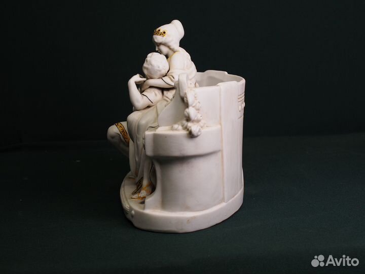 Фарфоровая ваза Пара на скамье. Hertwig. Германия