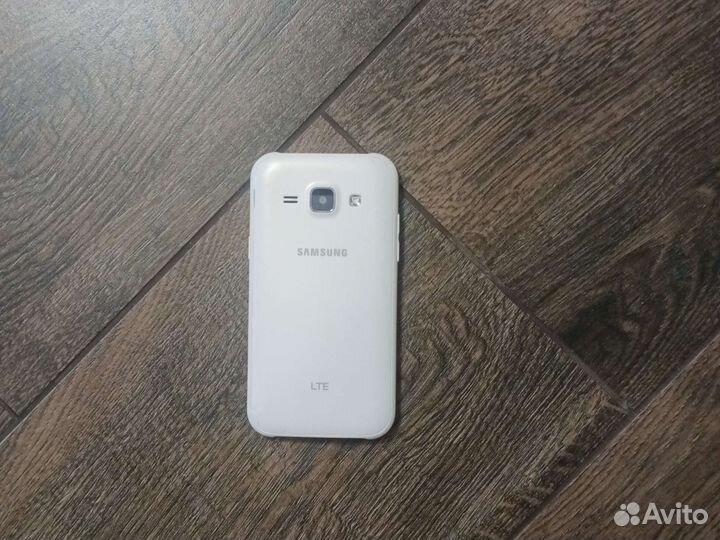 Телефон Samsung j1 2015