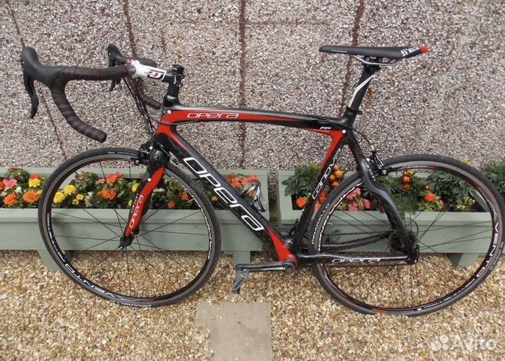 Шоссейник про уровня Pinarello