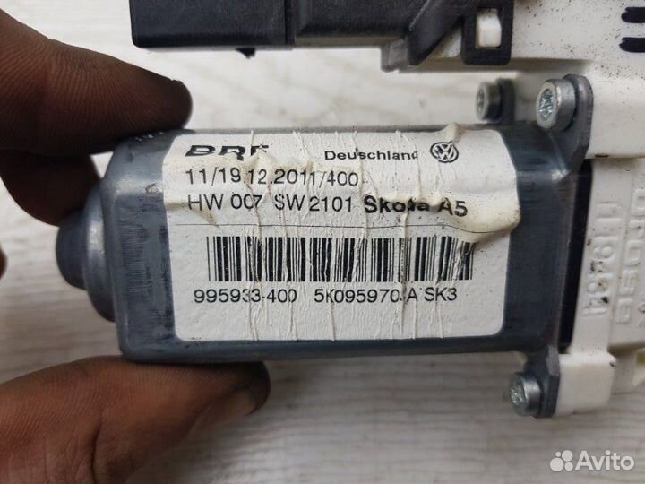 Моторчик стеклоподъемника задний правый Skoda