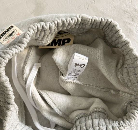 Утеплённые штаны Corteiz HMP 3 Star Set на руках