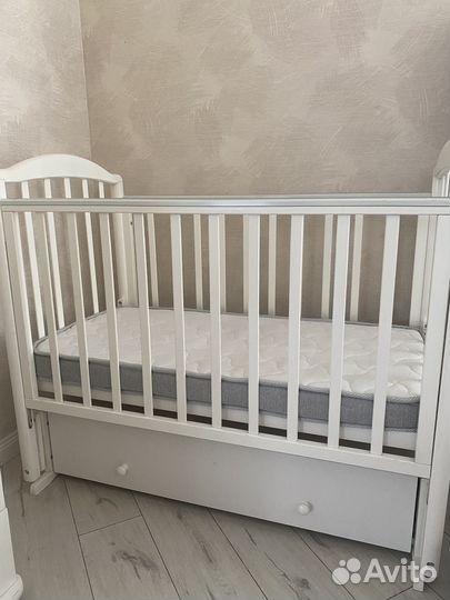 Детская кроватка с маятником