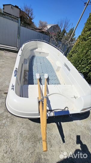 Лодка моторная с веслами 