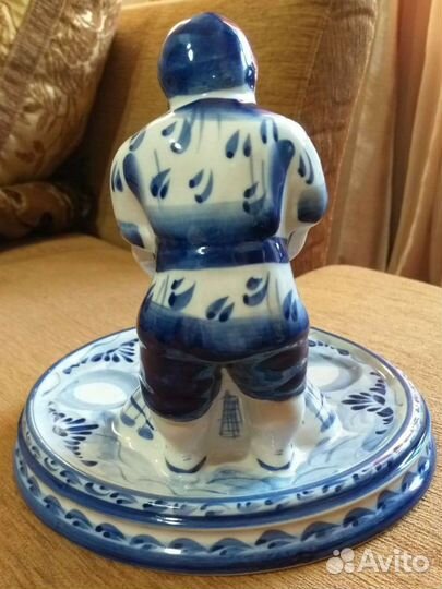 Фарфоровая статуэтка рыбак с неводом гжель