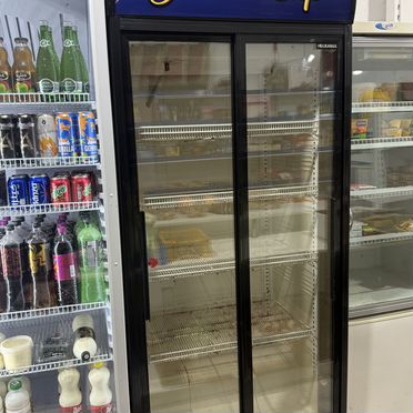 Холодильный шкаф витрина для напитков