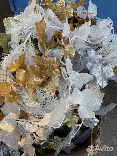 Искусственные цветы, корзины, новогодний декор