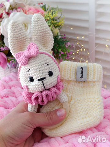 Вязаная погремушка (грызунок) и вязаные носки