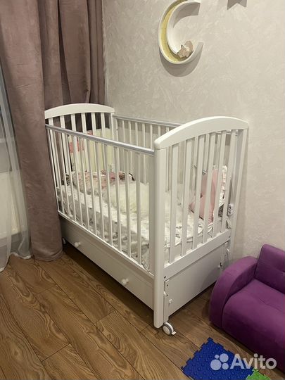 Детская кроватка с продольным маятником