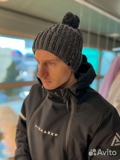 Шапка унисекс зимняя с помпоном вязанная черная