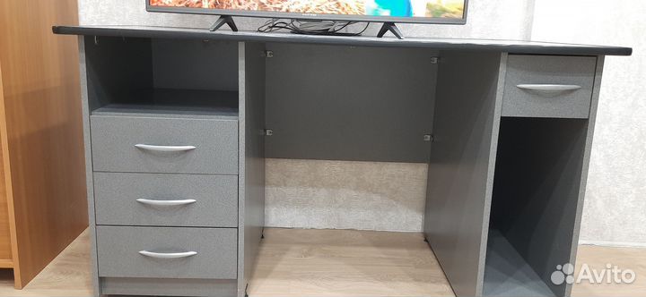 Офисный компьютерный стол