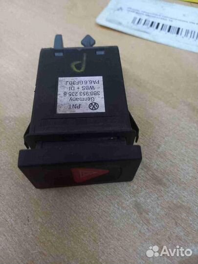 Кнопка аварийной сигнализации Volkswagen Passat