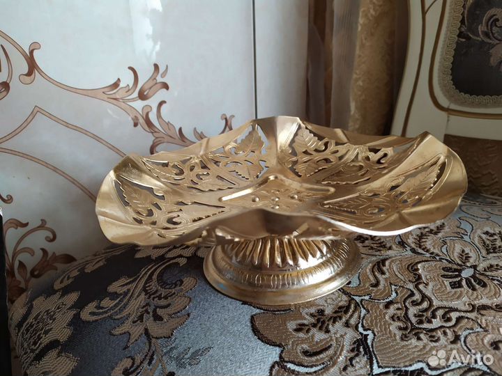 Метал ваза золотая