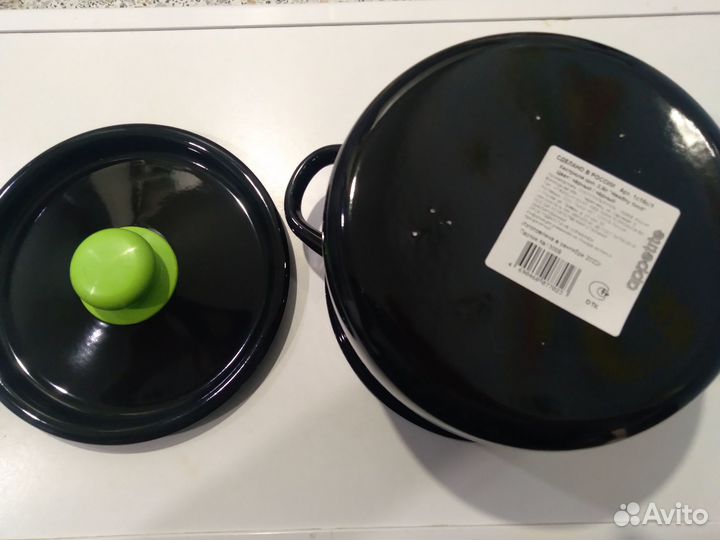 Новая эмалированная кастрюля