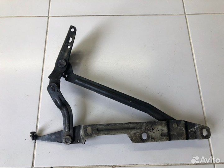 Петля крышки багажника левая Audi 100 C4 1991