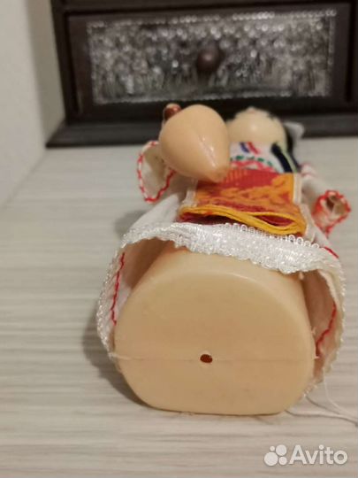 Кукла в национальном костюме, с кувшином